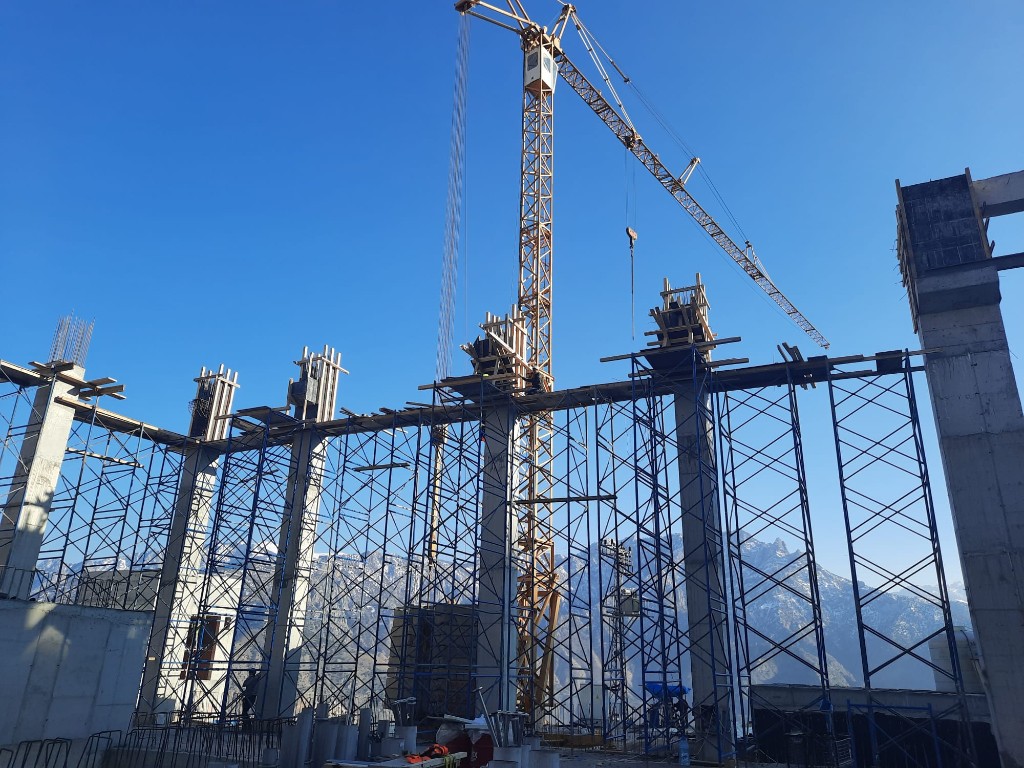 Beton kolonlar ve iskele — ŞENER İNŞAAT yapısal mühendislik