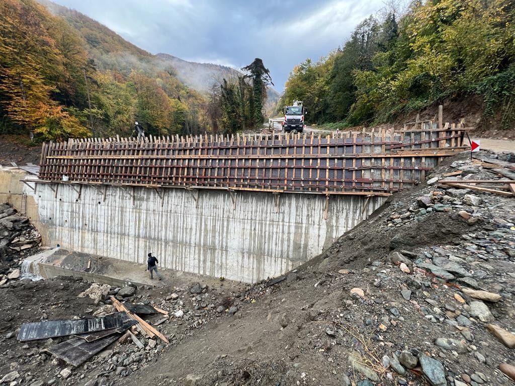 Dağlık arazide beton kalıp — ŞENER İNŞAAT taş ocağı işletmeciliği